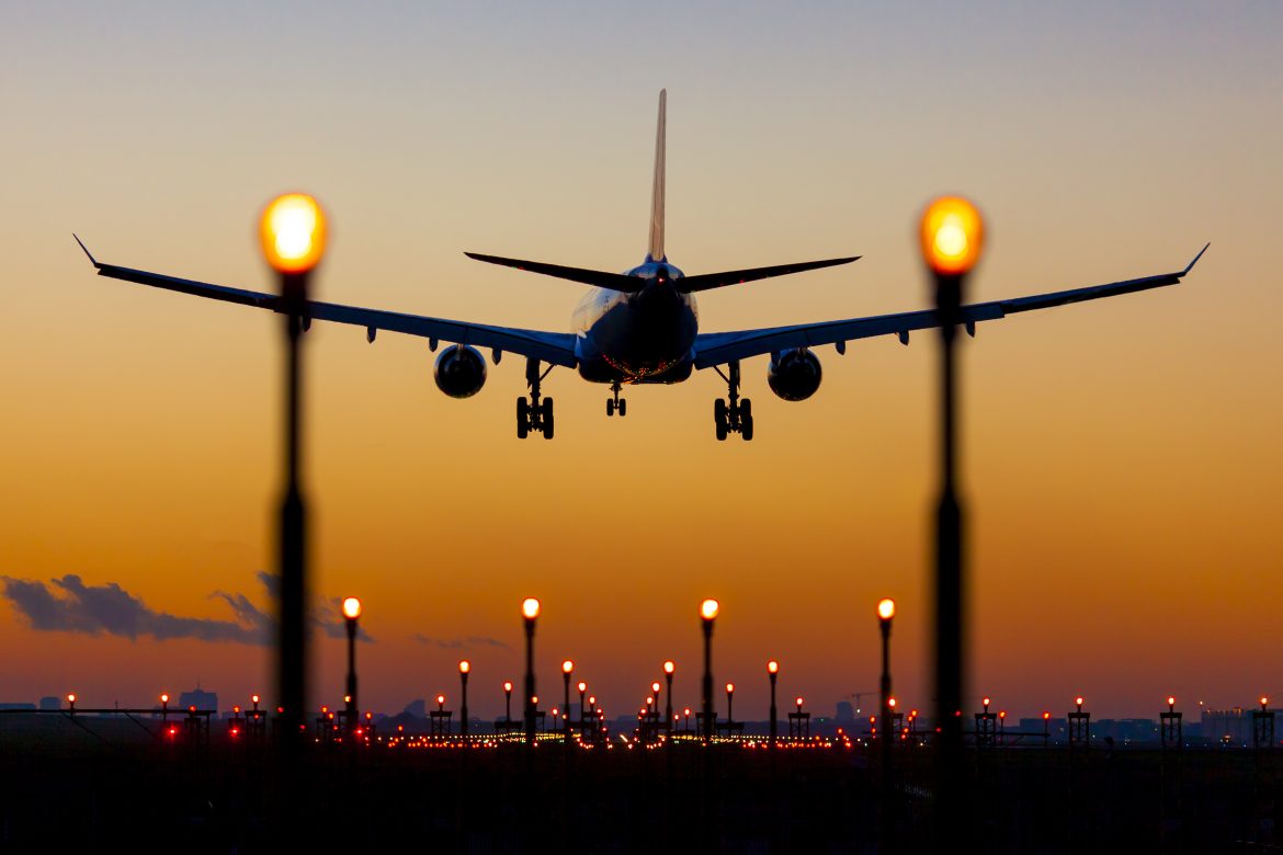 samolot, zmierzch, fot. Guido Benedetto, Shutterstock