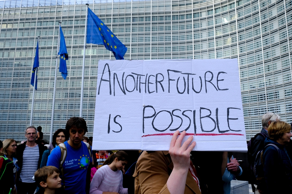 Aktywiści klimatyczni prze budynkiem Komisji Europejskiej, fot. Shutterstock.com
