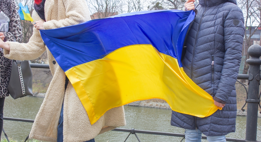 Kobiety trzymające flagę Ukrainy, fot ﹏﹏﹏﹏﹏ / Shutterstock.com