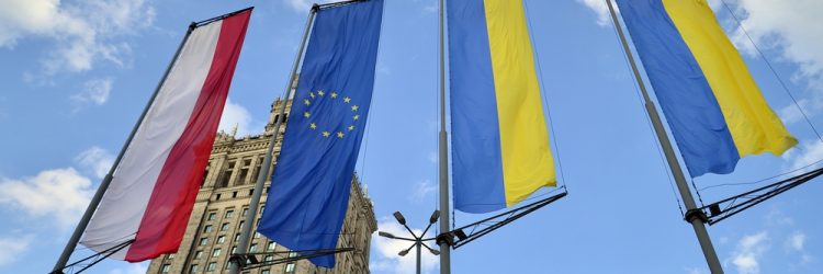 PKiN. Flaga Polski, Ukrainy i UE, fot. rand Warszawski / Shutterstock.com