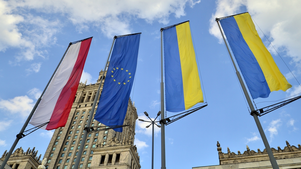 PKiN. Flaga Polski, Ukrainy i UE, fot. rand Warszawski / Shutterstock.com