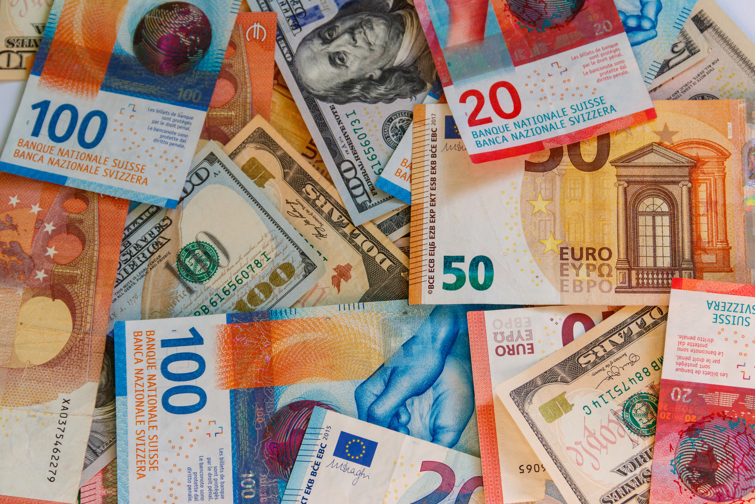 Dolar, euro, frank szwajcarski.