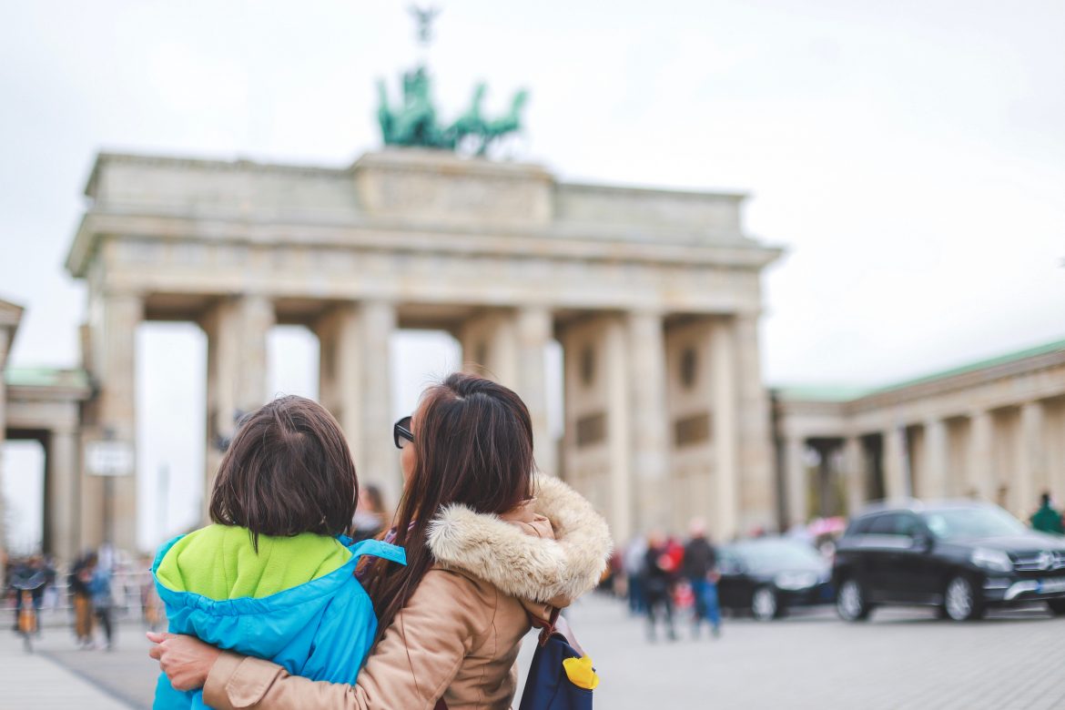 Matka z dzieckiem pod Bramą Brandenburską w Berlinie