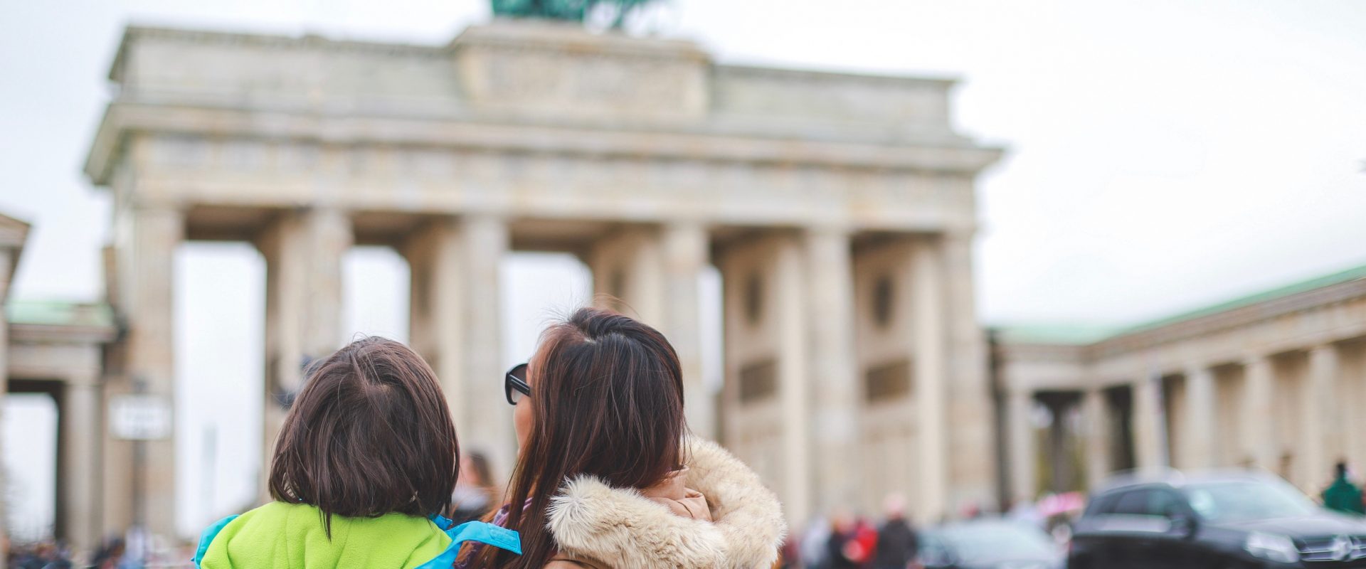 Matka z dzieckiem pod Bramą Brandenburską w Berlinie