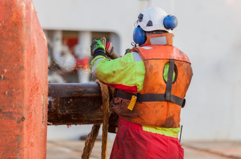 Pracownik norweskiej platformy wiertniczej, fot. Arild Lilleboe / Shutterstock.com