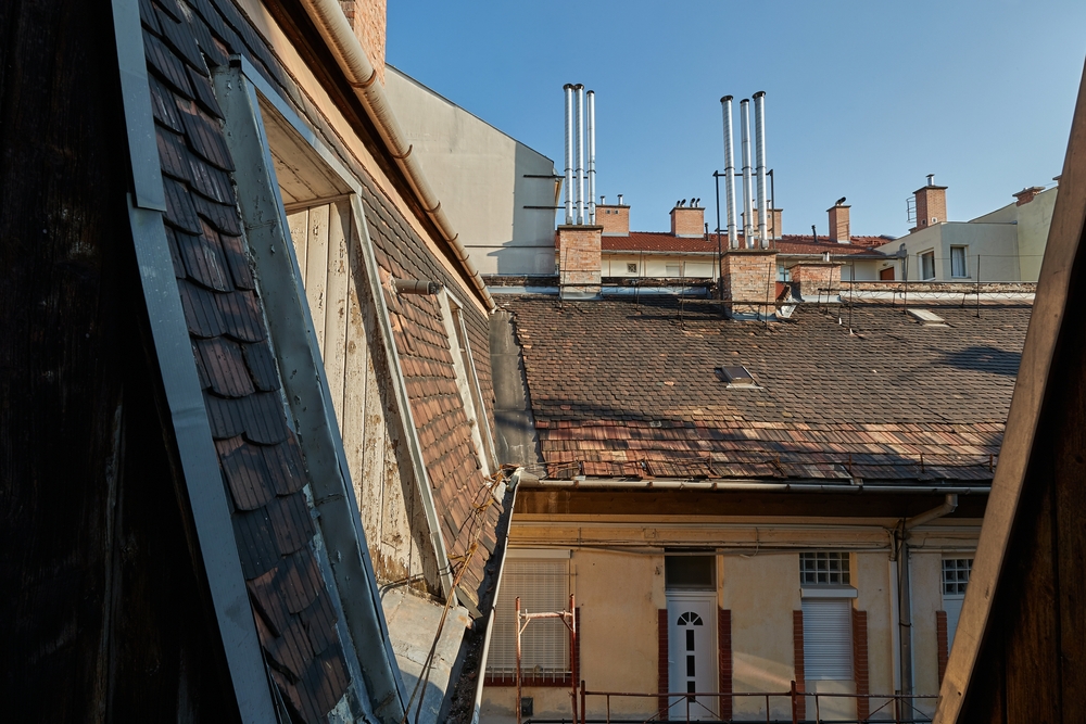Kominy na dachu kamienicy, fot. Shutterstock.com