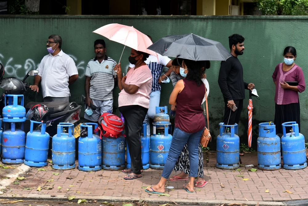 Kolejka po gaz LNG na Sri Lance, fot. Ruwan Walpola / Shutterstock.com