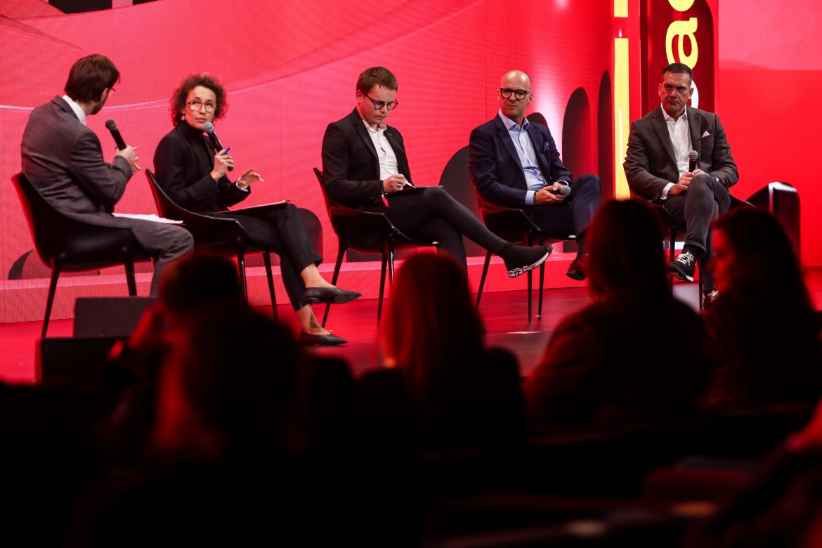 Jak sztuczna inteligencja wpłynie na przyszłość pracy i życia?, dyskusja Impact'22, mat. Partnera