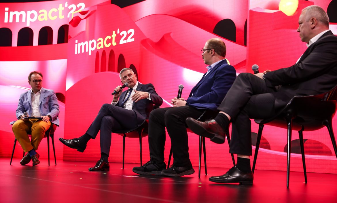 Dyskusja moderowana: Jak tworzyć łańcuchy dostaw odporne na kryzys? / How to create crisis-proof supply chains?, Impact'22, mat. Partnera