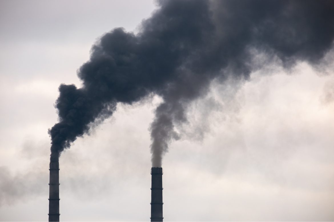 Dymiące kominy przemysłowe