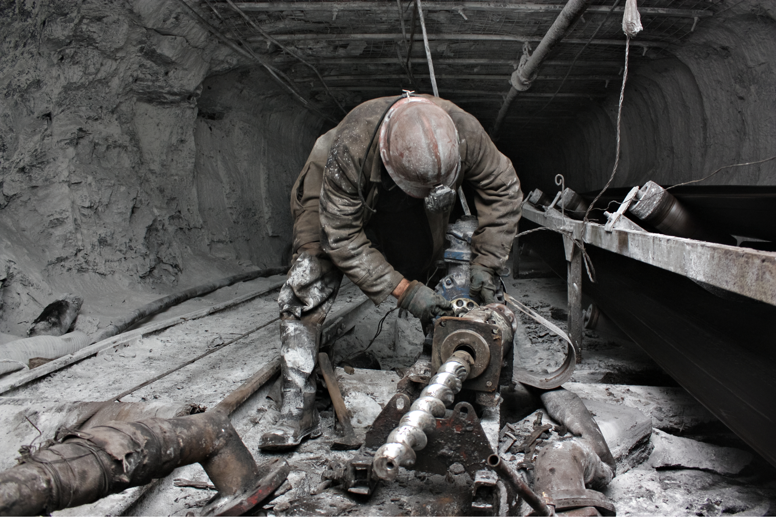 Górnik w kopalni węgla