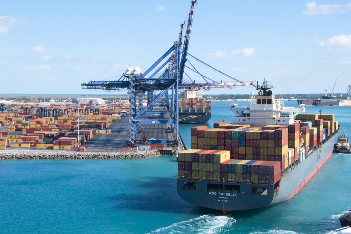 Kontenerowiec wpływa do portu