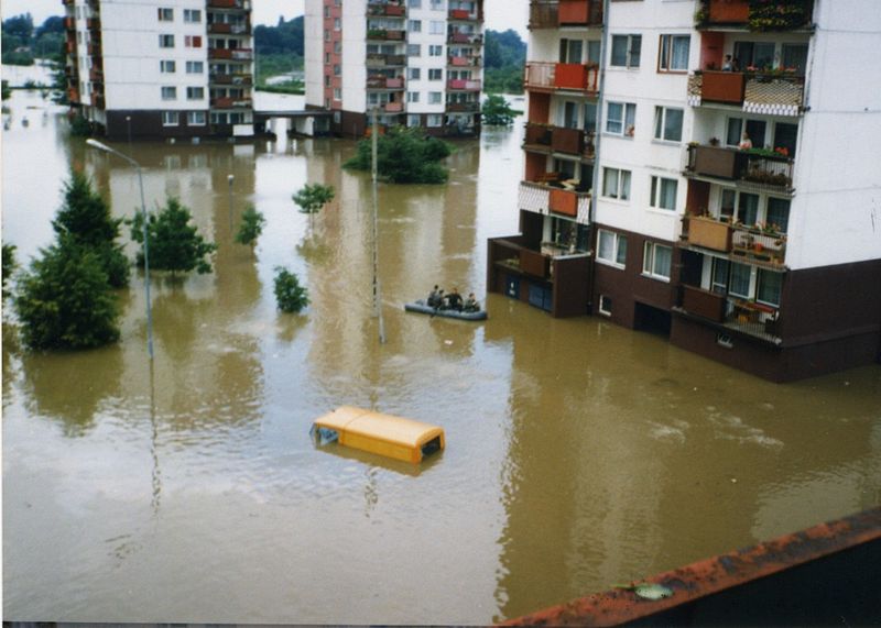 Powódź w lipcu 1997 we Wrocławiu. Osiedle Kozanów, fot. J.M.K. Kokot (CC BY-SA 3.0 PL)