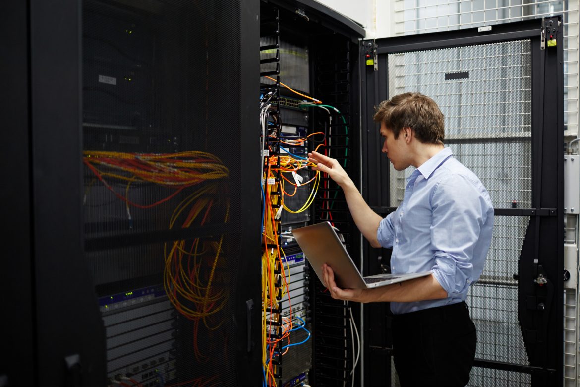 Pracownik serwerowni