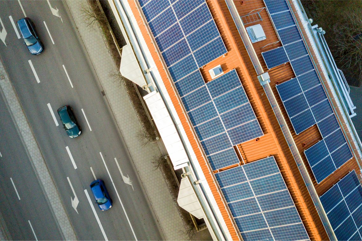 Fotowoltaika w mieście, fot. Shutterstock