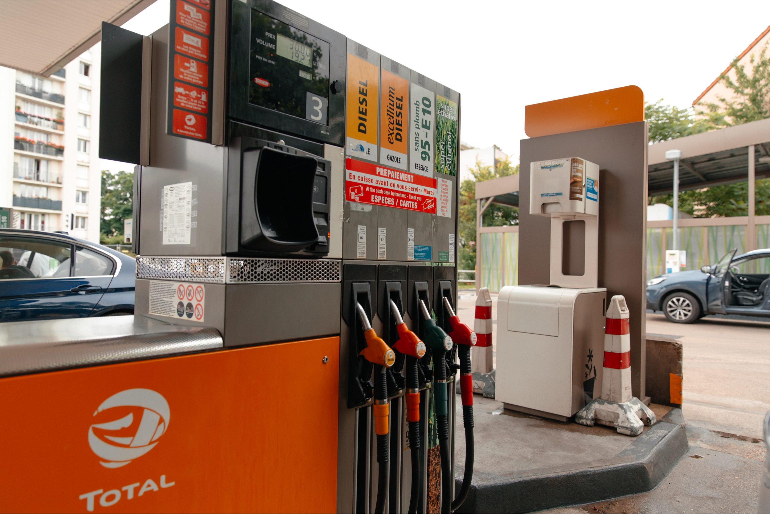 stacja benzynowa w Paryżu, fot. Shutterstock