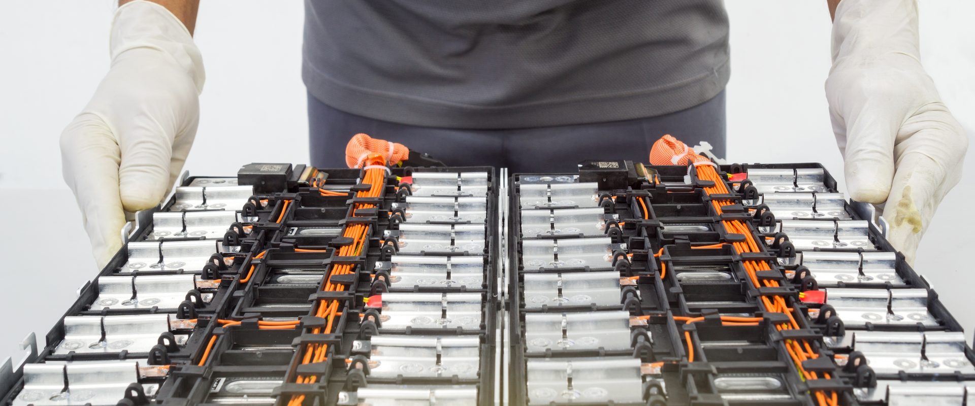 Baterie i akumulatory, samochody elektryczne, fot. Shutterstock/Smile Fight