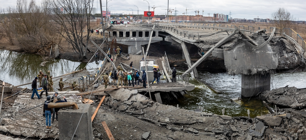 Zniszczony most w Irpieniu, fot. Drop of Light / Shutterstock.com