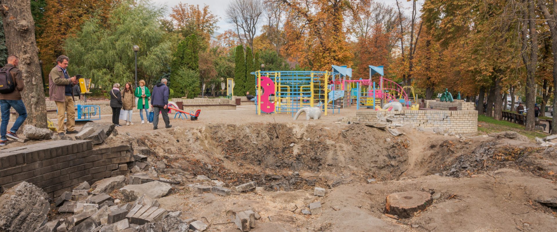 Krater po ataku irańskiego drona w centrum Kijowa