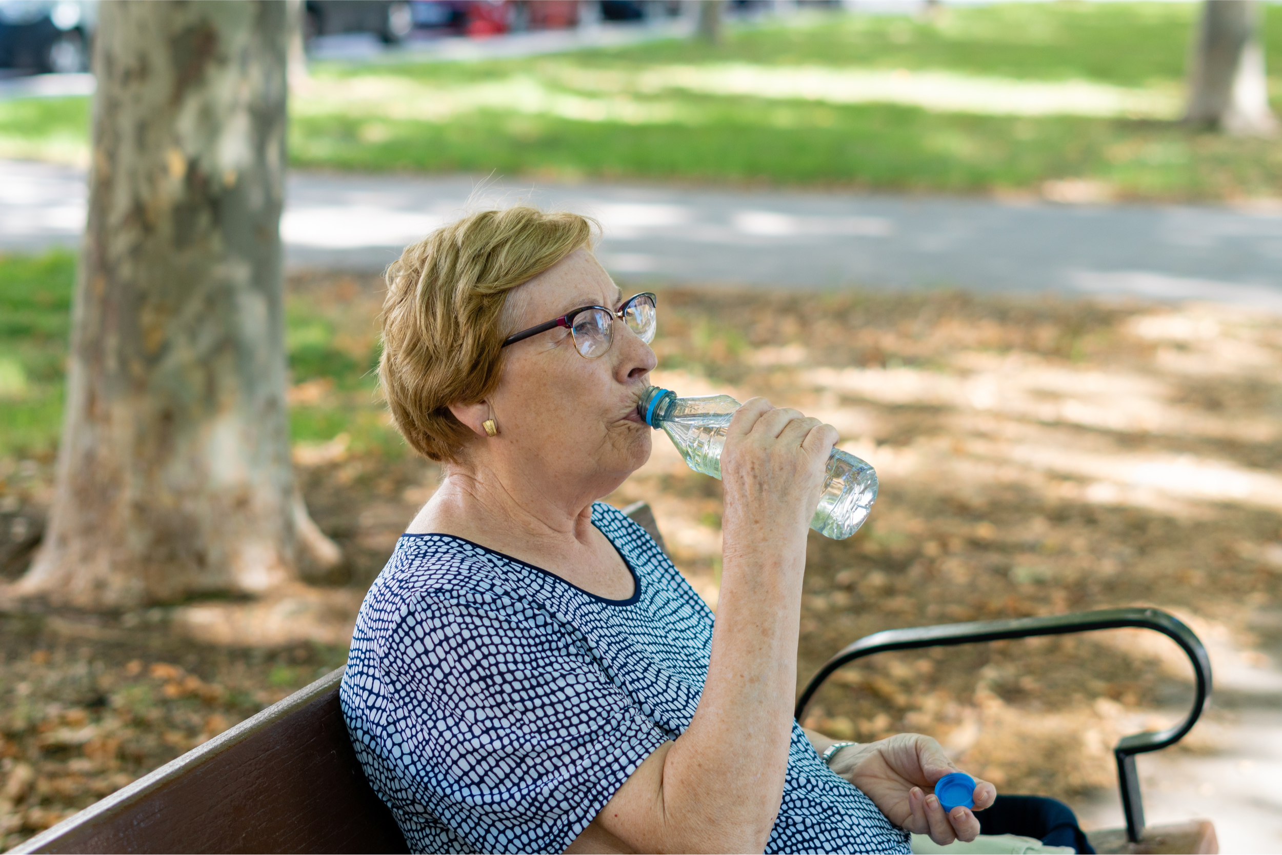 Seniorka w czasie upału, fot. Shutterstock