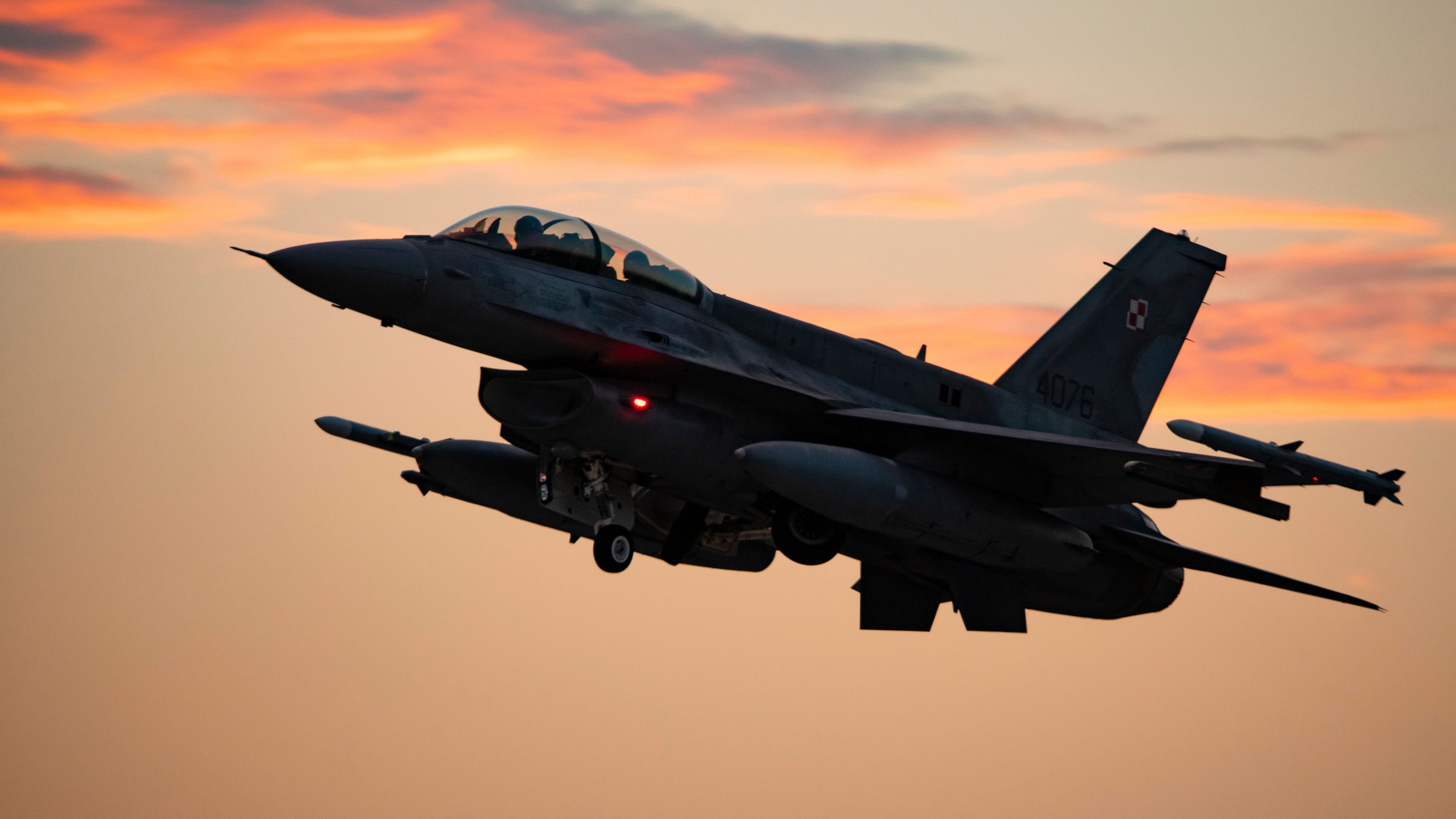 wydatki na wojsko, samolot F16, fot. Shutterstock