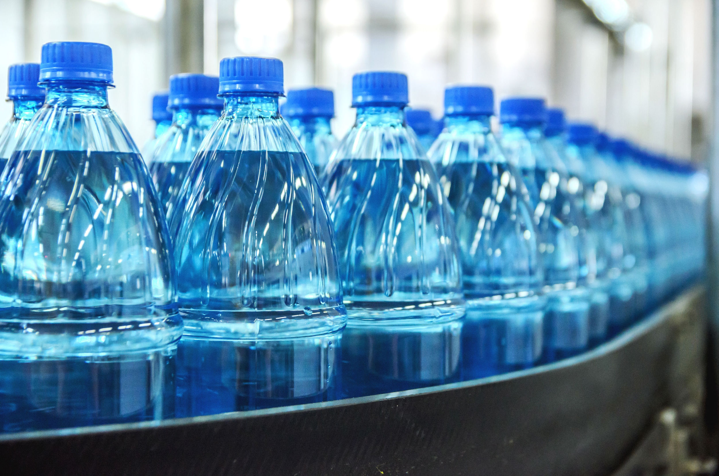 Butelki wody mineralnej, fot. Shutterstock