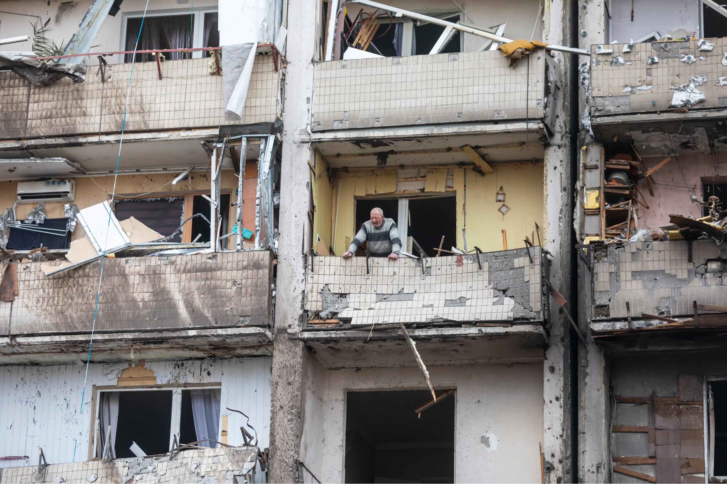 ojna na Ukrainie, zniszczony budynek w Kijowie