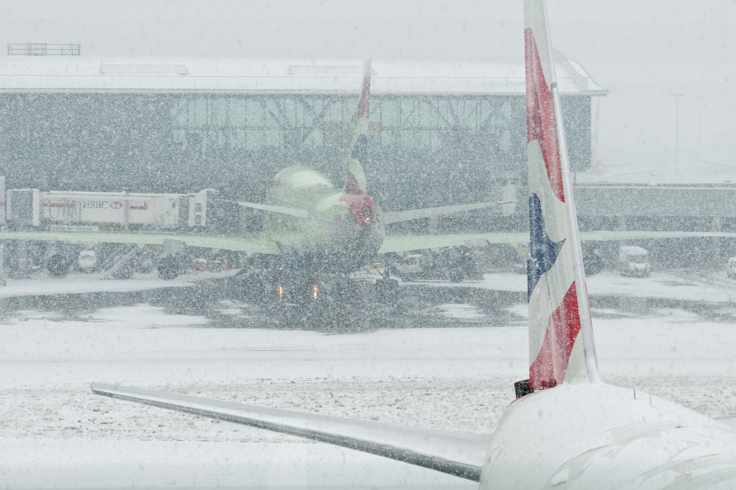 Samoloty podczas burzy śnieżnej na lotnisku Heathrow w Londynie fot. Shutterstock