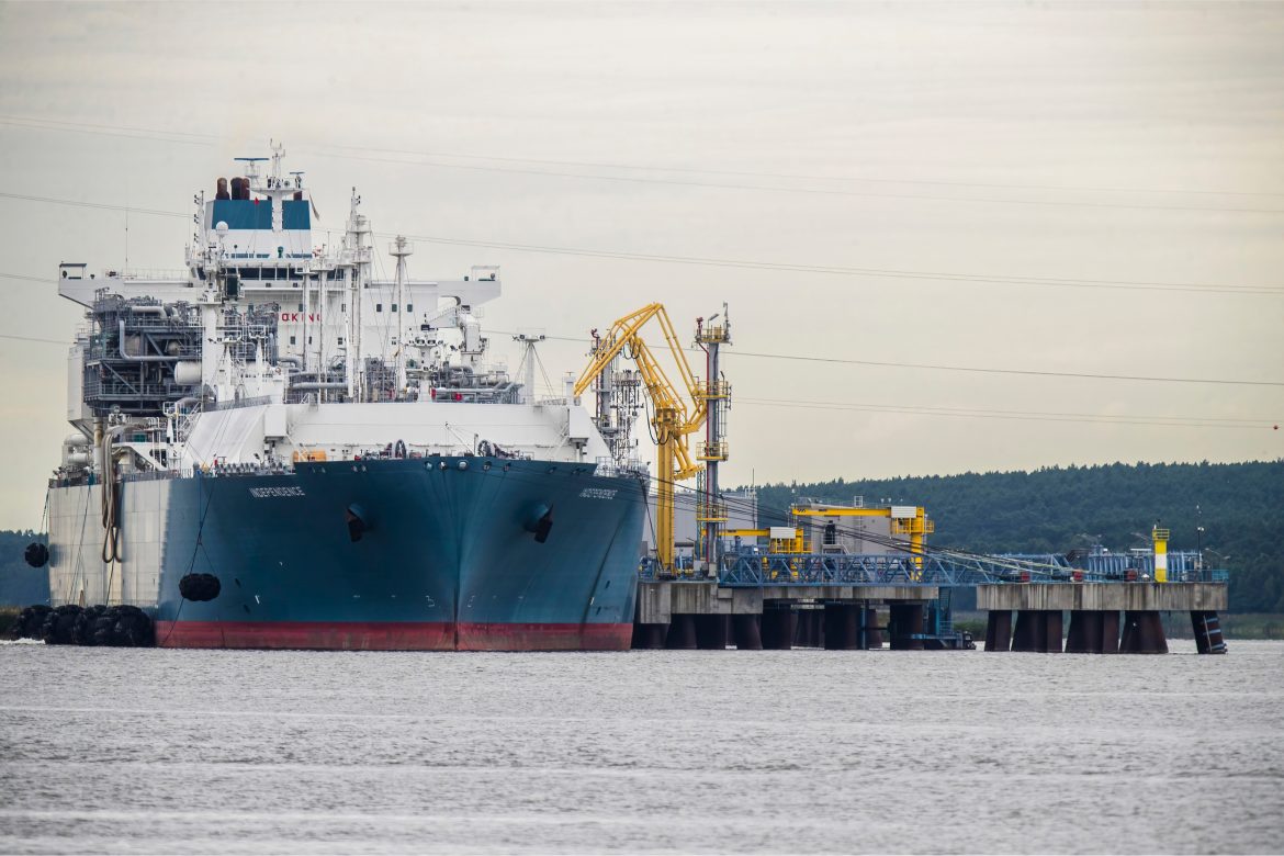 shutterstock_2193682517-2 Pływający terminal LNG w Kłajpedzie, fot. Shutterstock