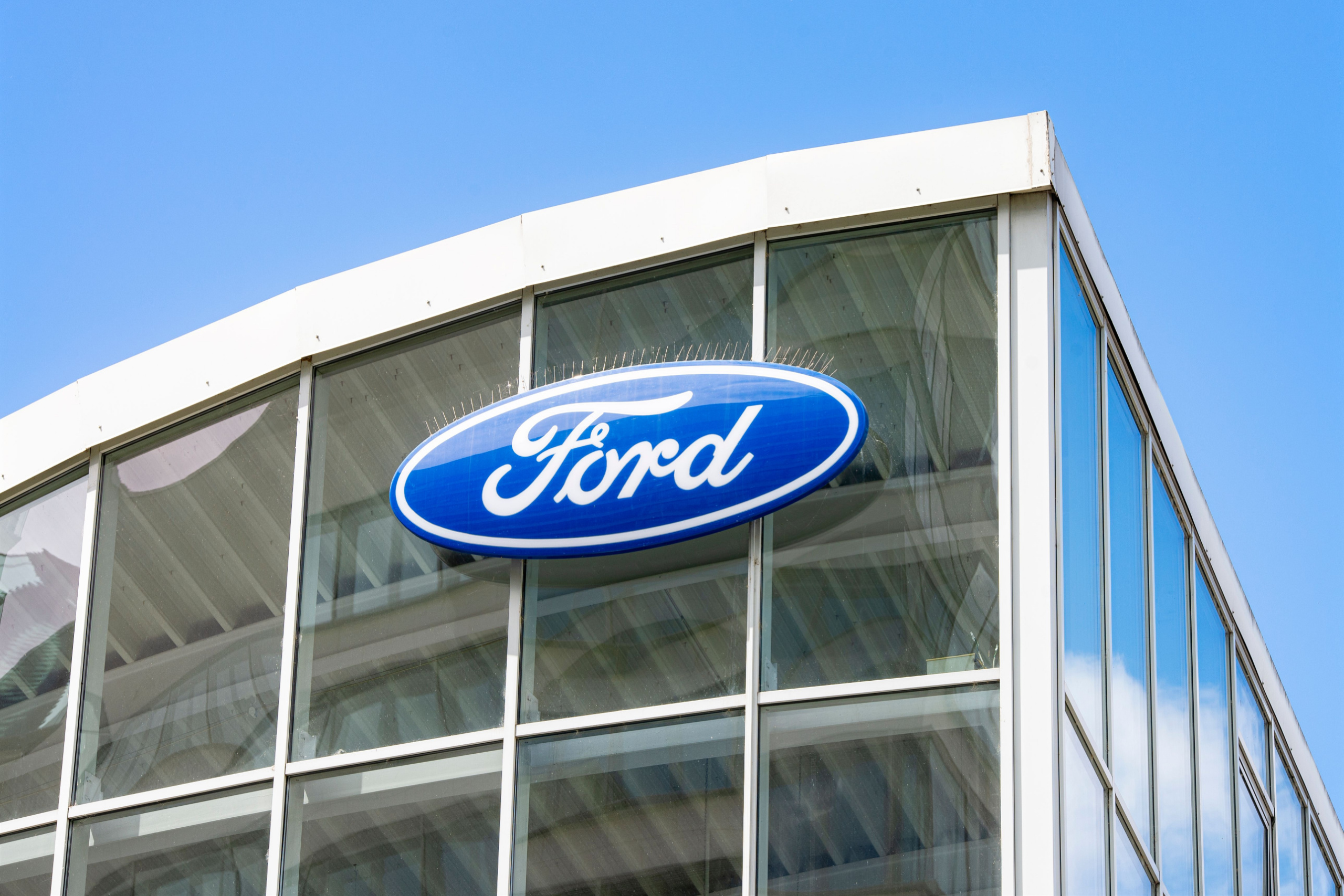 Frankfurt, Hesse/Germany - May 19 2019 Ford logo na budynku dealera samochodowego, fot. Shutterstock