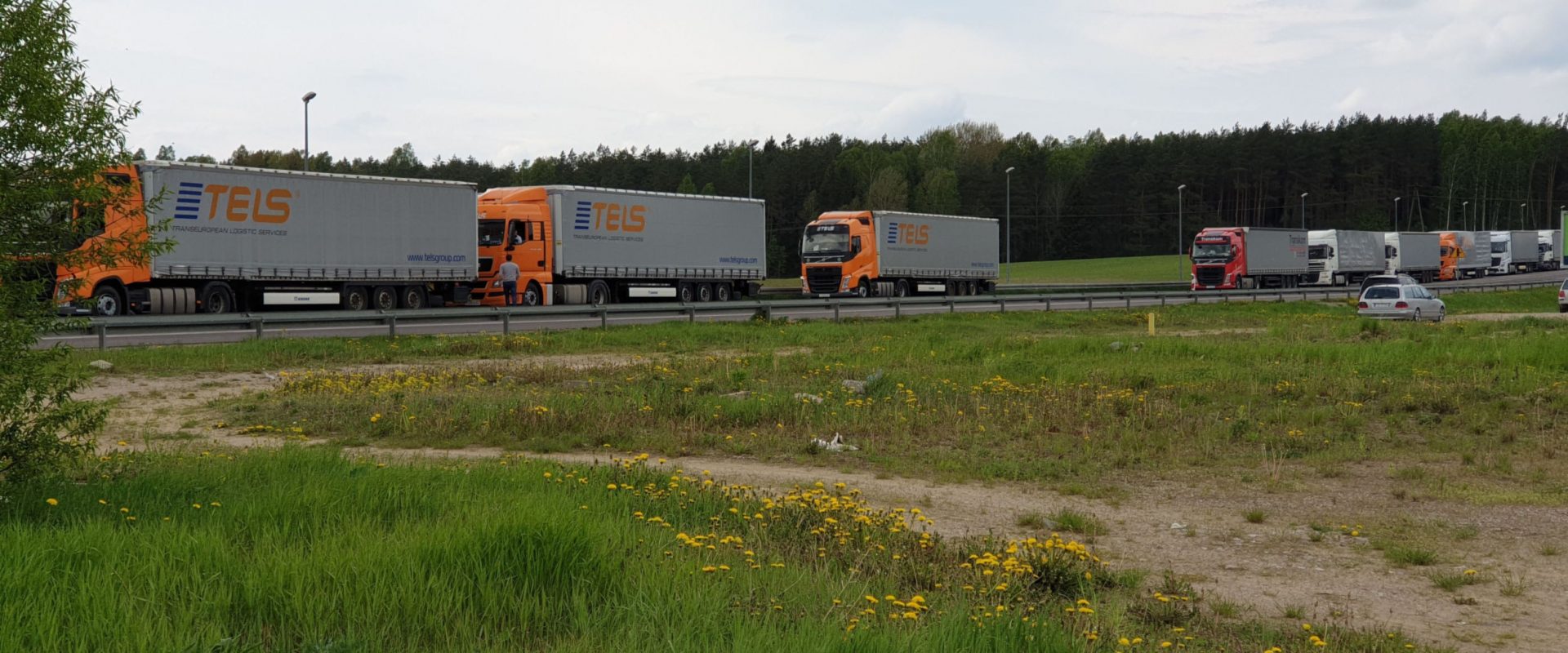 Przejście w Bobrownikach. transport, kolejka tirów