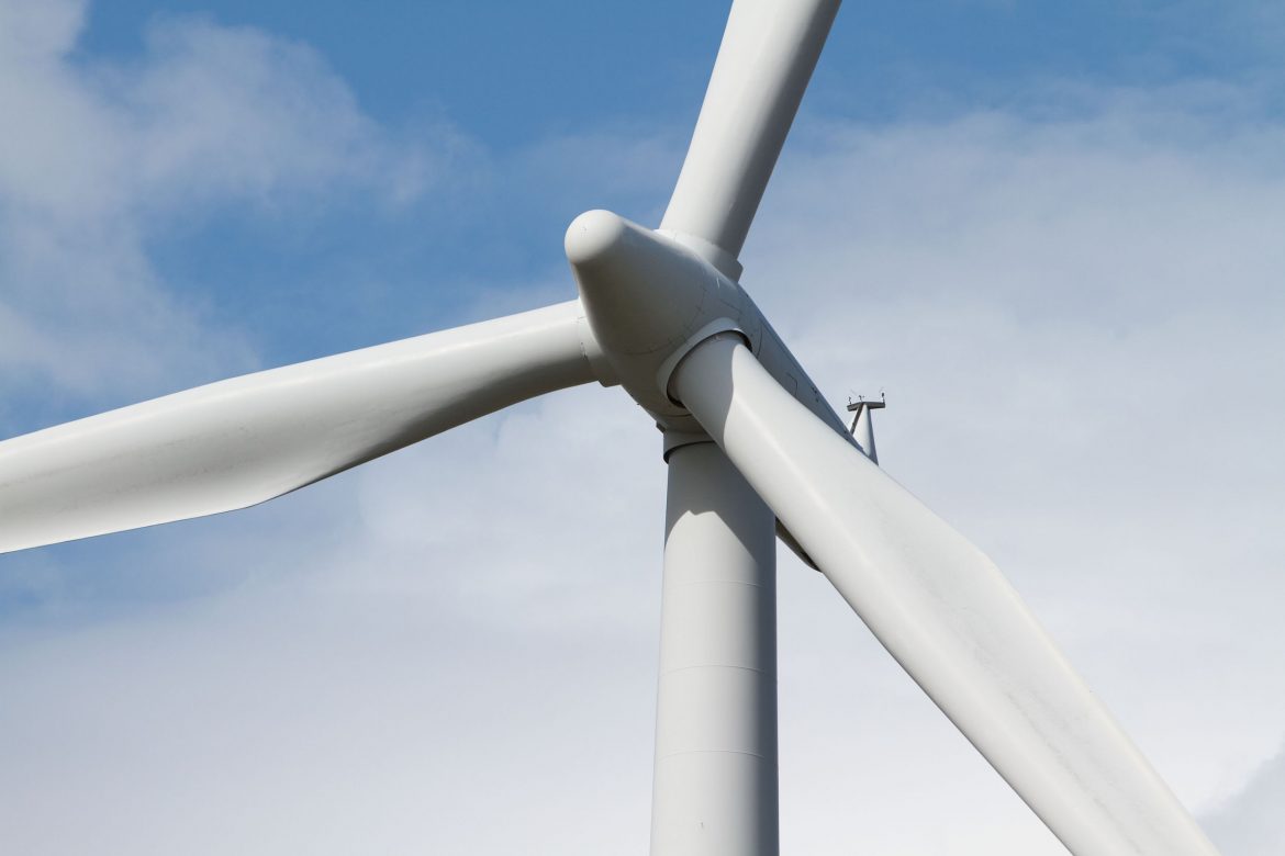 Shutterstock_1460995664 Turbina wiatrowa, fot. Shutterstock