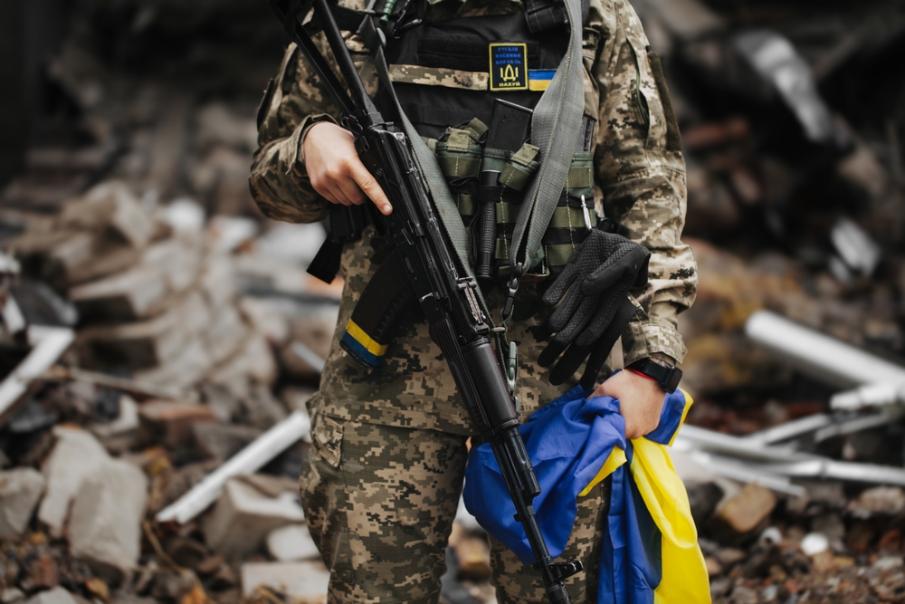 Ukraińska żołnierka z flagą Ukrainy, fot. Shutterstock/Alim Yakubov