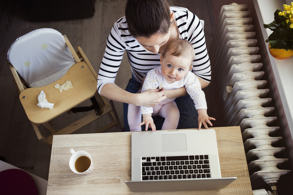Matka, kobiety, dzieci, praca zdalna, home office, fot. Shutterstock