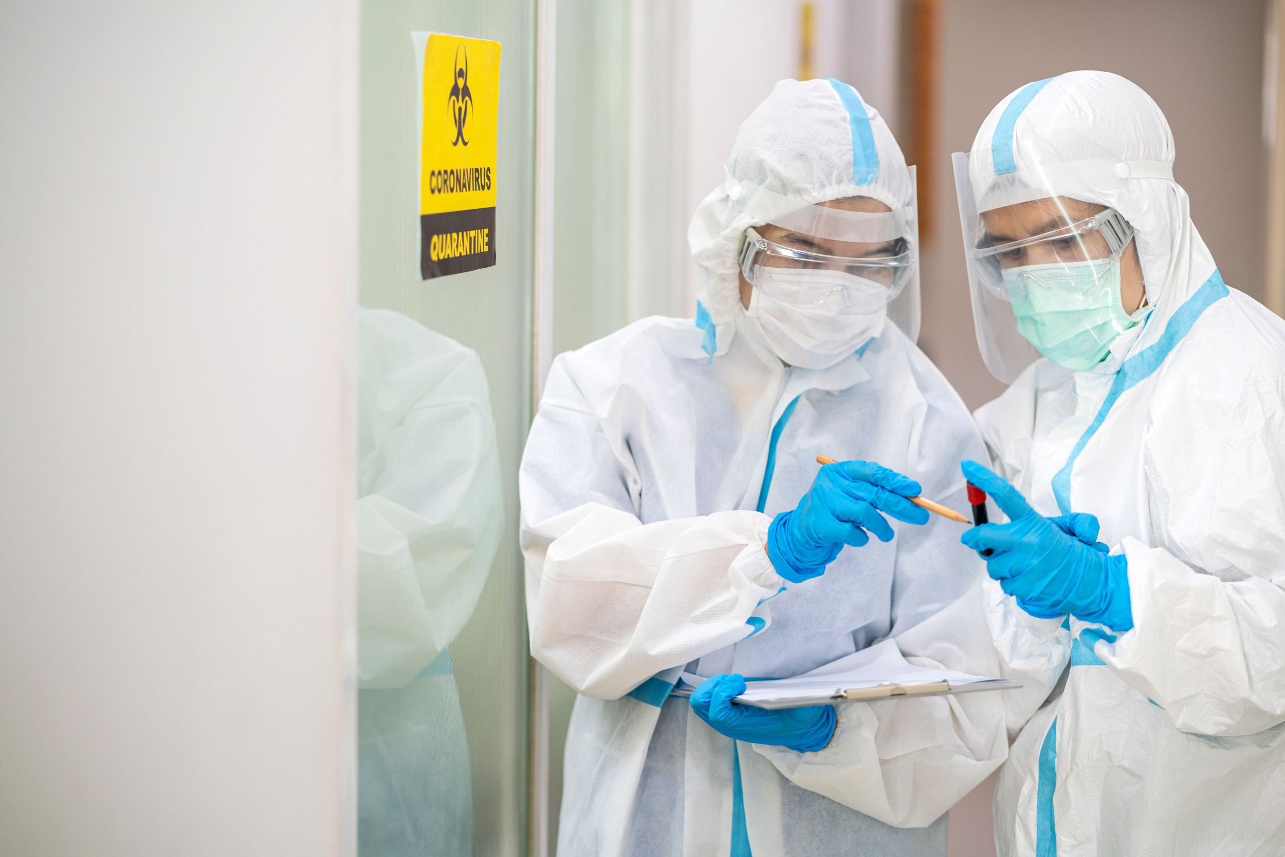 Medycy w odzieży ochronnej, fot. Shutterstock