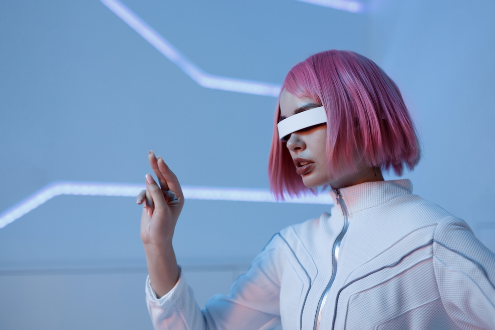 Metawersum, kobieta z goglami VR, wirtualna rzeczywistość, fot. Shutterstock/KDdesignphoto
