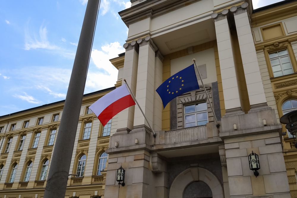 Flagi Polski i Unii Europejskiej na fasadzie budynku kancelarii premiera w Warszawie, for. Shutterstock/Elzbieta Krzysztof
