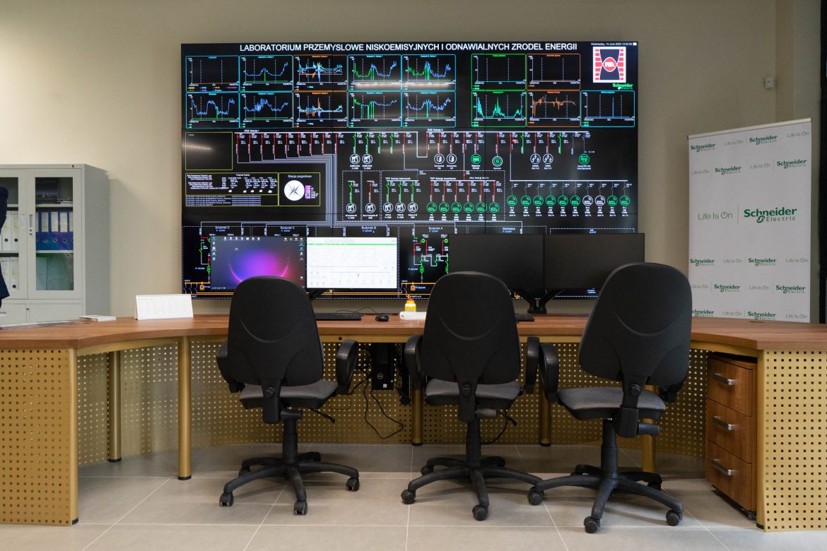 Mikrosieć Politechniki Świętokrzyskiej, dyspozytornia, fot. Kamila Wajszczuk