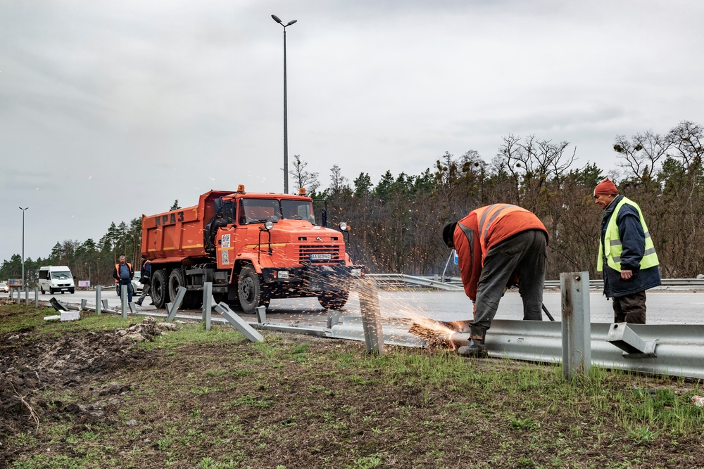 Odbudowa uszkodzonej autostrady E-40 po rosyjskim ostrzale. Wojna na Ukrainie, fot Shutterstock