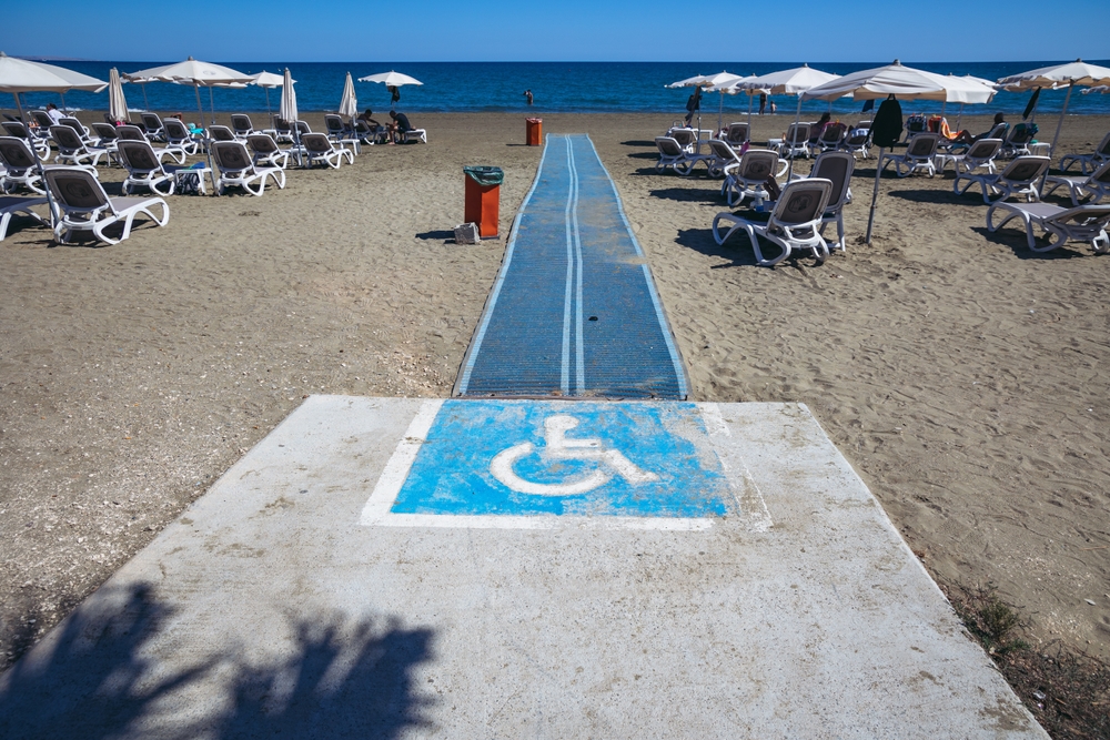plaża przystosowana dla osób z niepełnosprawnościami, fot. Shutterstock