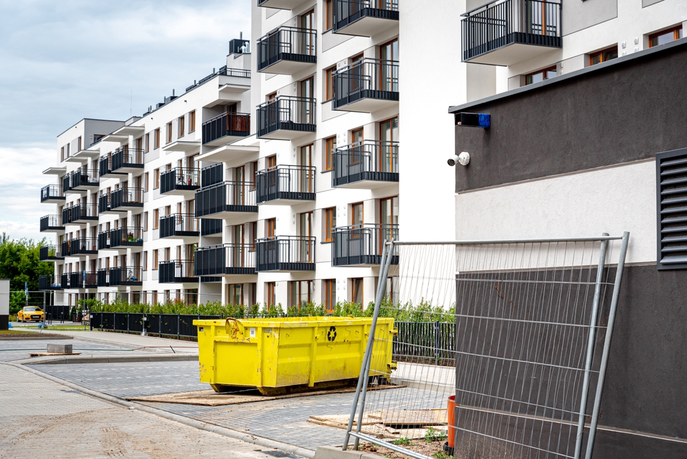 Nowe bloki mieszkalne w Warszawie, kontener, odpady budowlane, mieszkania, nieruchomości, budowa, fot. Shutterstock/Damian Lugowski