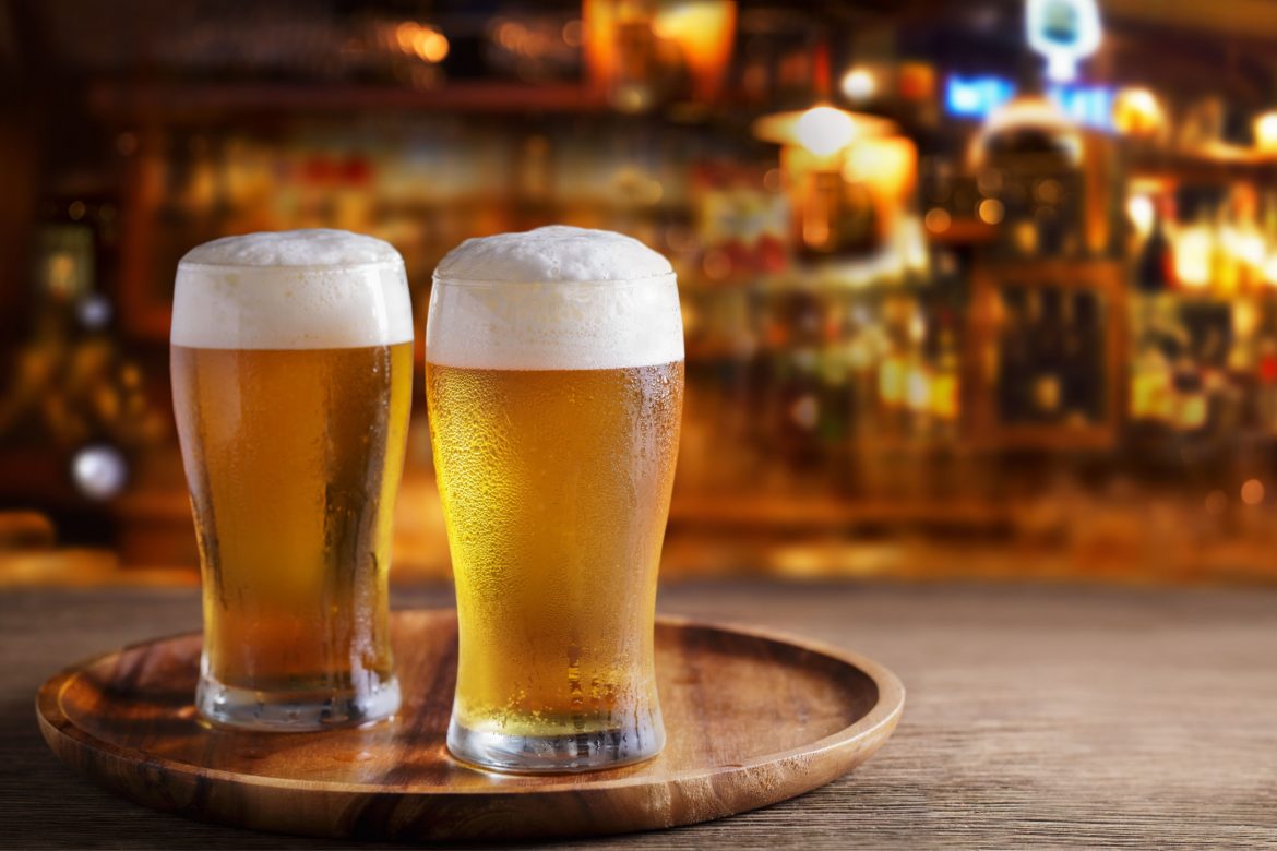 Piwo, kufel piwa, pub Piwo, kufel piwa, pub
