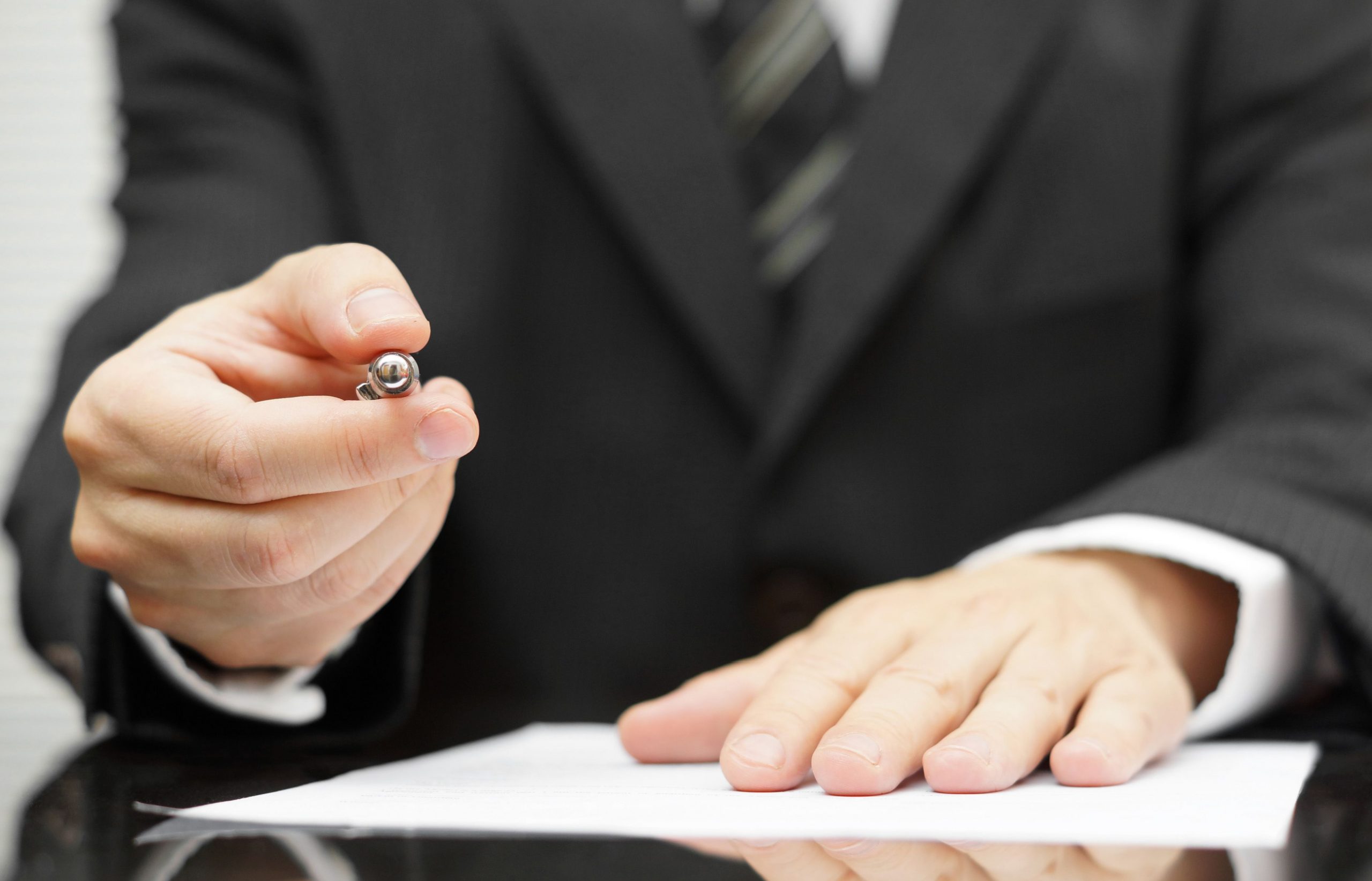 человек держит в руках шар. Hand offer. протянутая рука для рукопожатия. рукопожатие. рука держит шар.