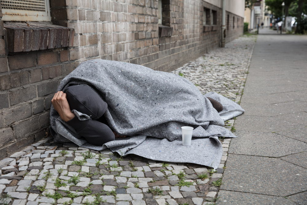 Bezdomny, bezdomność, ubóstwo, fot. Shutterstock/Andrey_Popov