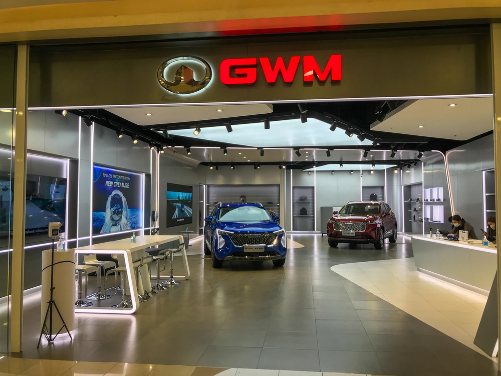 Chińskie samochody elektryczne Great Wall Motor (GWM) w salonie w Tajlandii, fot. Shutterstock/moxumbic