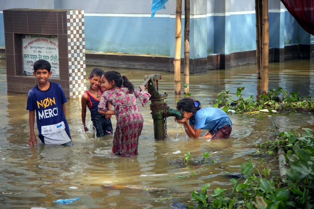Bangladesz, Azja, dzieci, zmiany klimatyczne, powódź, przesiedlenia, fot. Shutterstock/HM Shahidul Islam