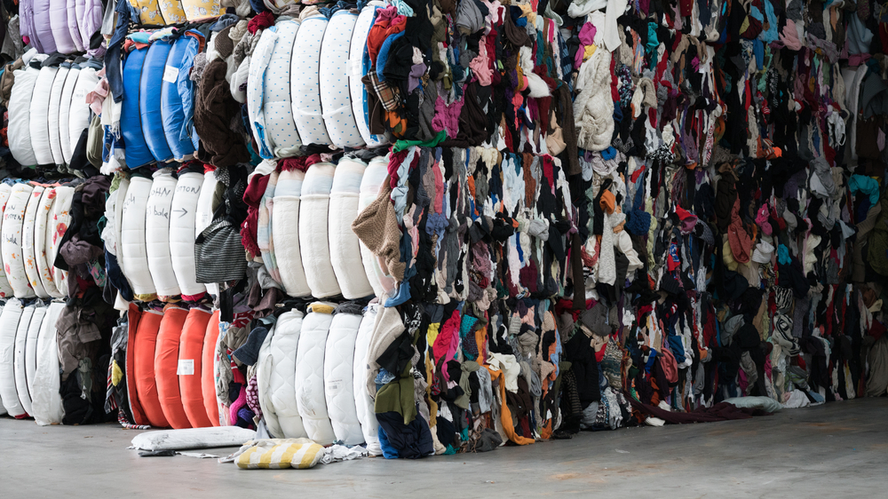 recykling tekstyliów w Europie, magazyn z odzieżą używaną, fot. Shutterstock