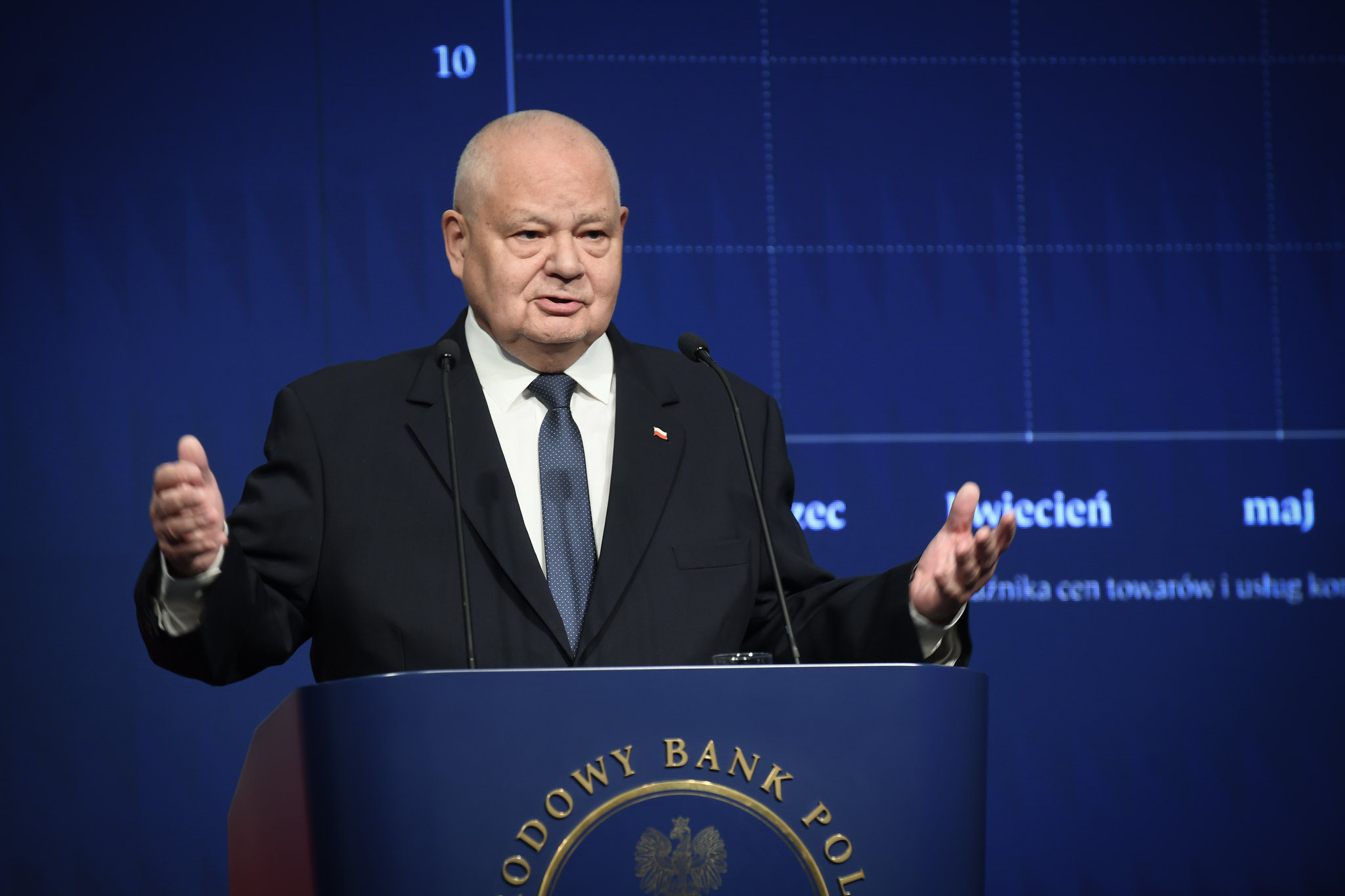 Adam Glapiński broni się przed zarzutami. Chce wysłać list do premiera