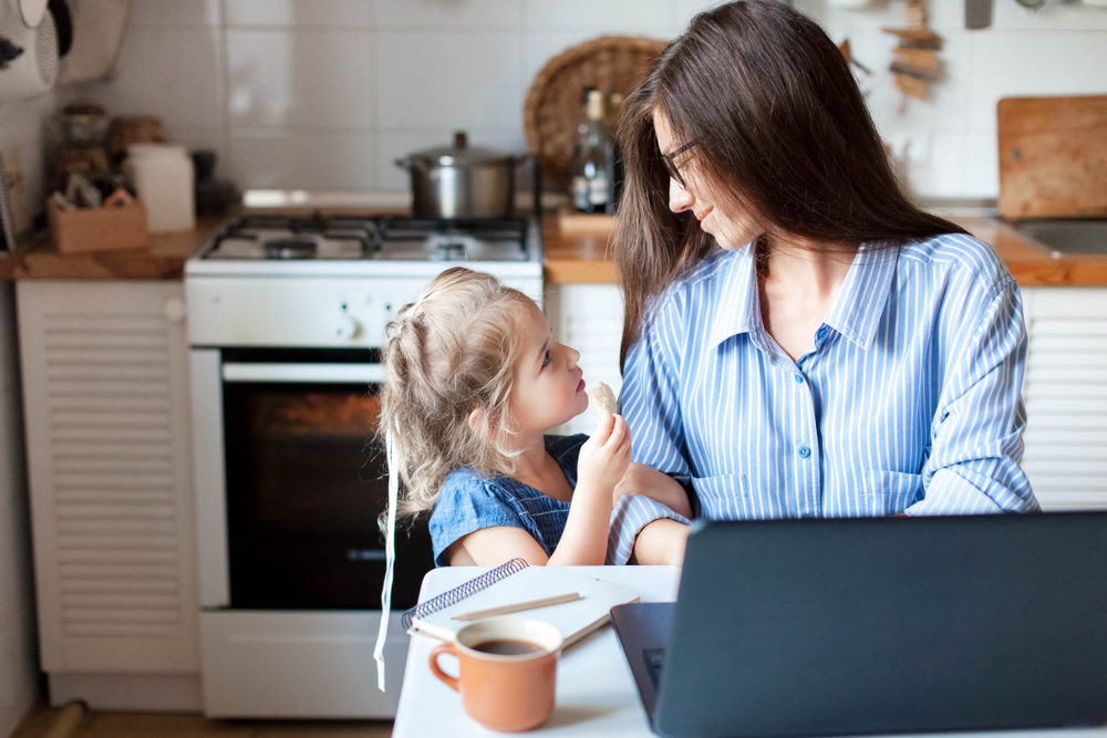 Matka pracująca, rodzina, praca zdalna, fot. Shutterstock