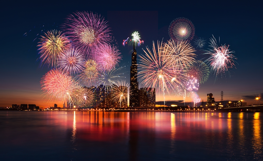Fajerwerki, miasto, nowy rok, sylwester, mat. Shutterstock